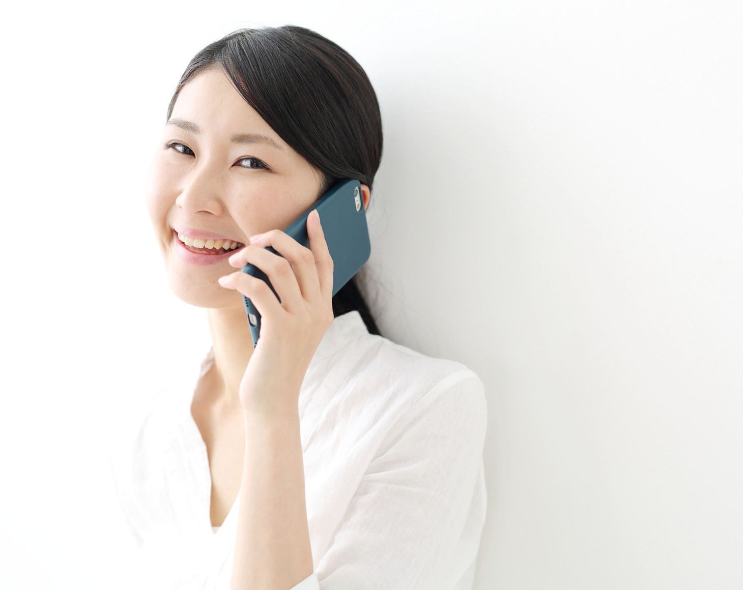 電話で見積りを聞く女性