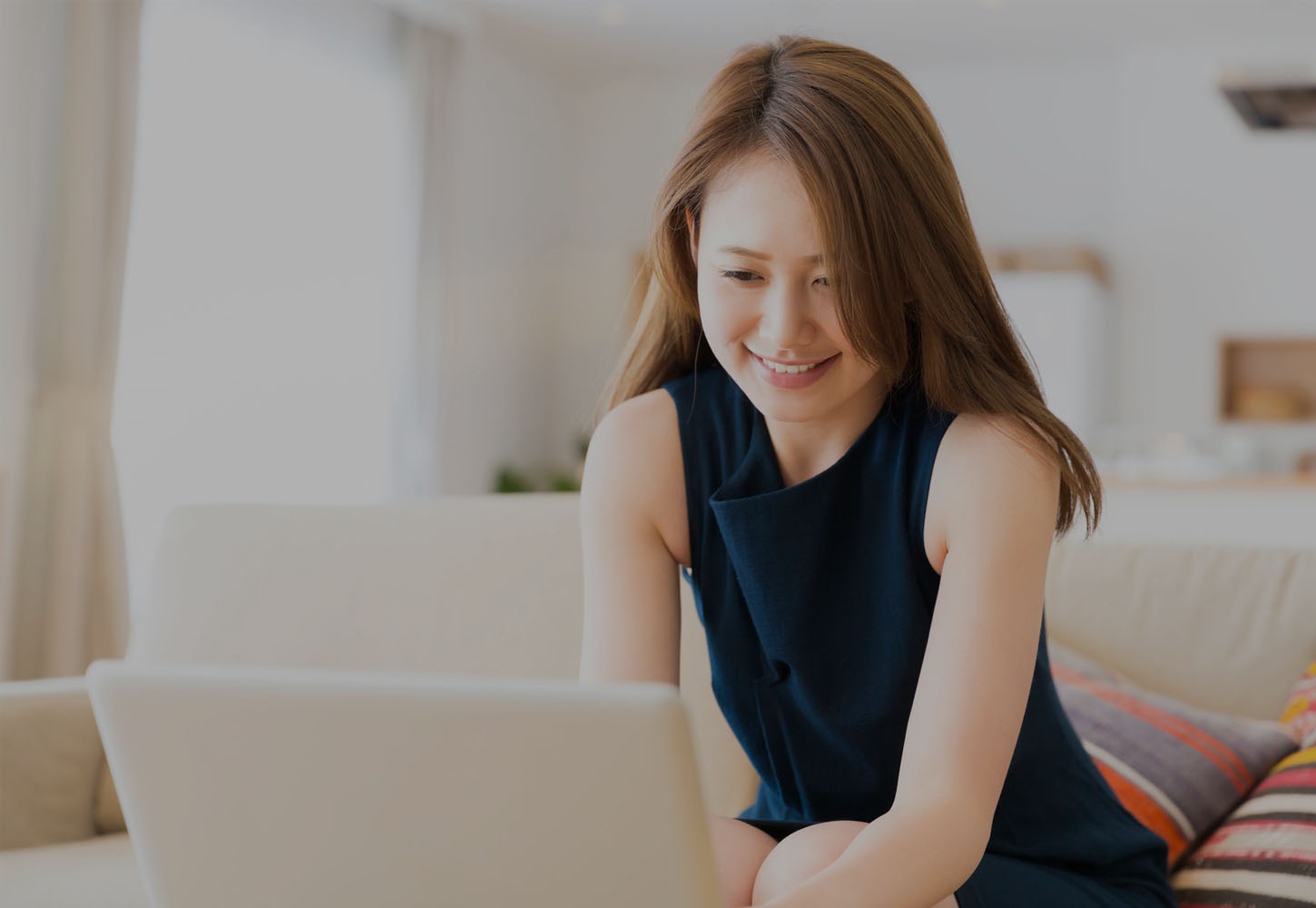 自宅から不用品回収の相談をしている女性